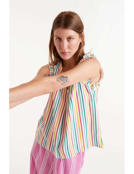 TOP CON ESTAMPADO DE RAYAS COLORES Y CON TIRANTES CON VOLANTE.