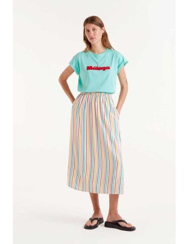 FALDA MIDI CON ESTAMPADO DE RAYAS DE COLORES Y CINTURA ELÁSTICA.