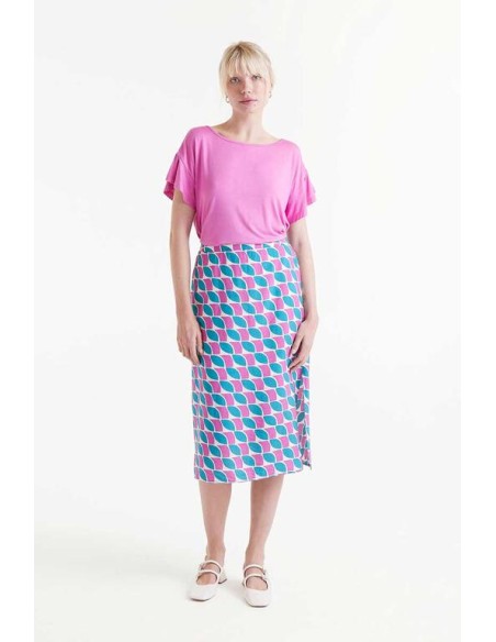 CAMISETA CON CUELLO REDONDO Y MANGA CORTA CON VOLANTES.