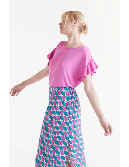 CAMISETA CON CUELLO REDONDO Y MANGA CORTA CON VOLANTES.