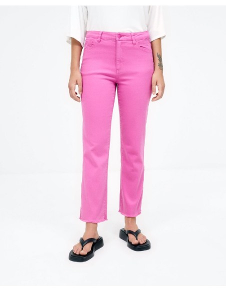 PANTALÓN TIPO DENIM.