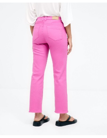 PANTALÓN TIPO DENIM.