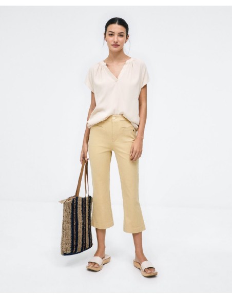 BLUSA CON CUELLO EN V.