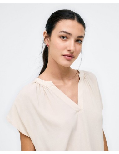 BLUSA CON CUELLO EN V.