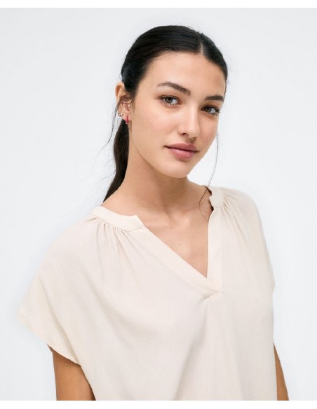 BLUSA CON CUELLO EN V.
