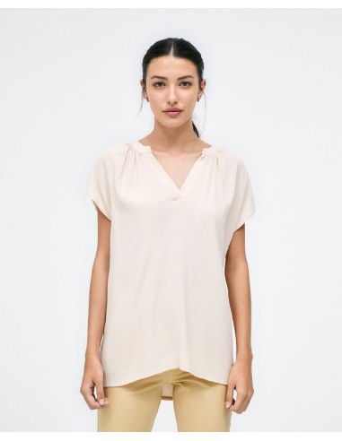 BLUSA CON CUELLO EN V.