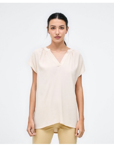 BLUSA CON CUELLO EN V.