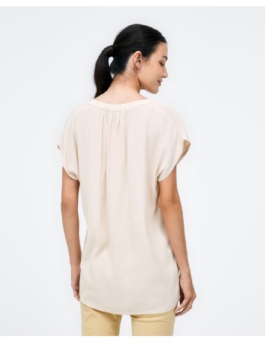 BLUSA CON CUELLO EN V.
