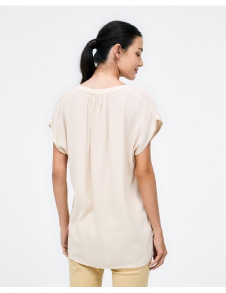 BLUSA CON CUELLO EN V.