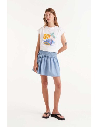 FALDA CORTA EFECTO DENIM.