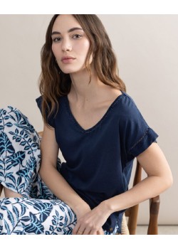 CAMISETA CON CUELLO EN V.