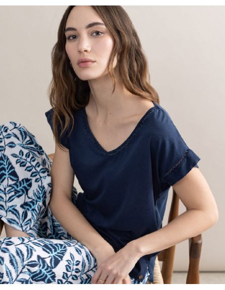 CAMISETA CON CUELLO EN V.