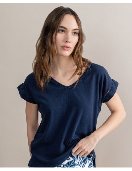 CAMISETA CON CUELLO EN V.