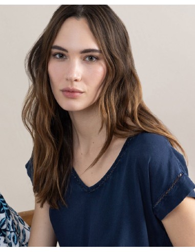 CAMISETA CON CUELLO EN V.