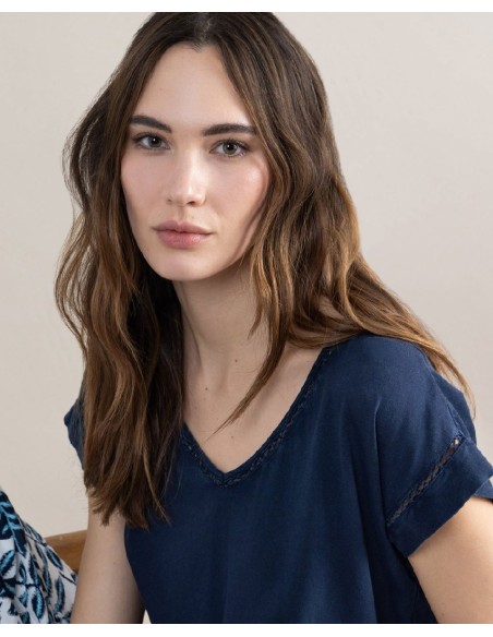 CAMISETA CON CUELLO EN V.