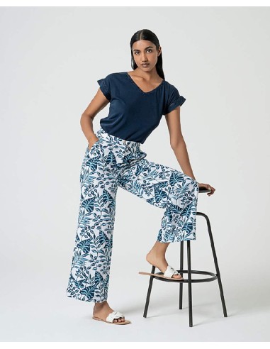 CAMISETA CON CUELLO EN V.