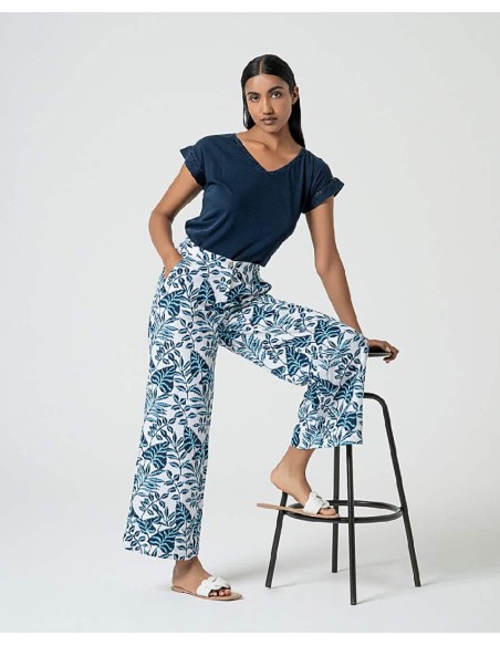 CAMISETA CON CUELLO EN V.