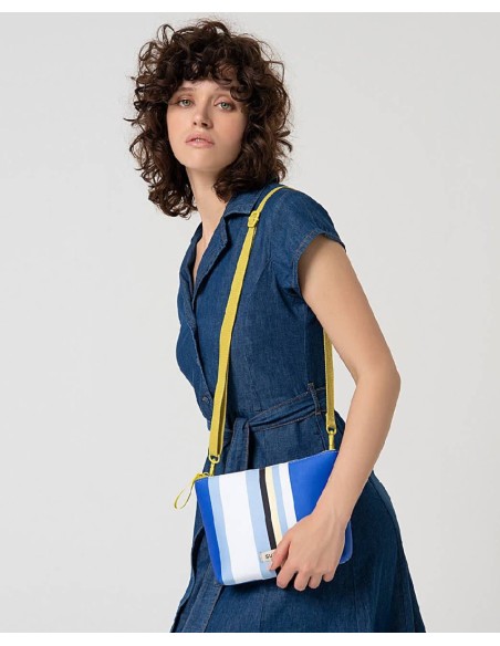 BOLSO ESTAMPADO CON ASA REGULABLE.