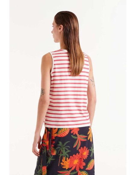 CAMISETA ESTAMPADO DE RAYAS ROJAS.