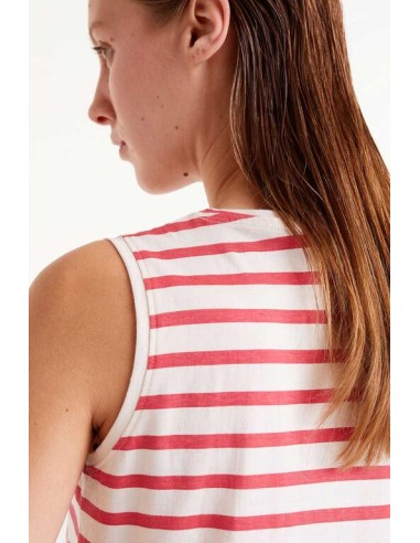 CAMISETA ESTAMPADO DE RAYAS ROJAS.