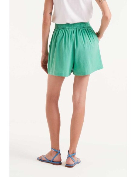 SHORTS BOTONES FORRADOS,CINTURA FIJA Y ELÁSTICA TRASERA.