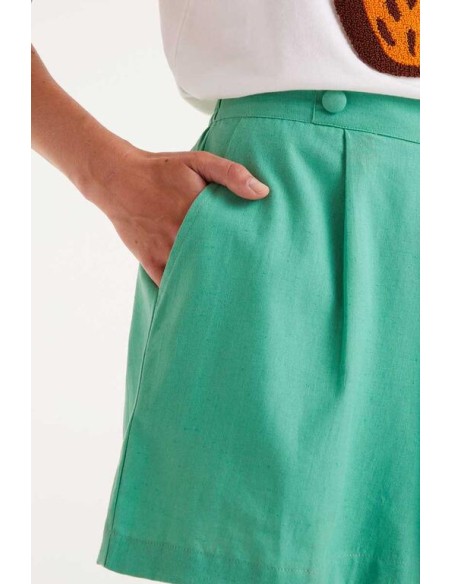 SHORTS BOTONES FORRADOS,CINTURA FIJA Y ELÁSTICA TRASERA.