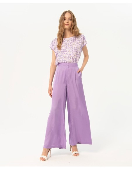 Pantalón largo amplio. Lila