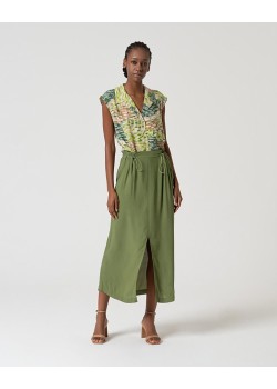 FALDA CON CINTURILLA CON CORDÓN AJUSTABLE.