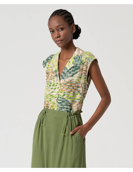 FALDA CON CINTURILLA CON CORDÓN AJUSTABLE.