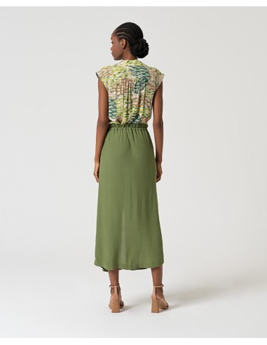 FALDA CON CINTURILLA CON CORDÓN AJUSTABLE.