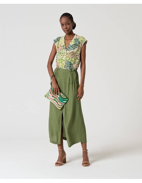 FALDA CON CINTURILLA CON CORDÓN AJUSTABLE.