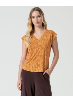 CAMISETA CON ESCOTE EN V.