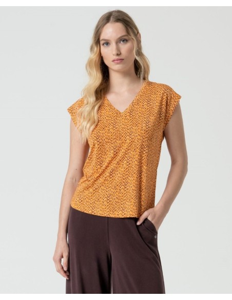 CAMISETA CON ESCOTE EN V.