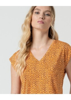 CAMISETA CON ESCOTE EN V. 2