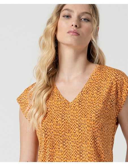 CAMISETA CON ESCOTE EN V.