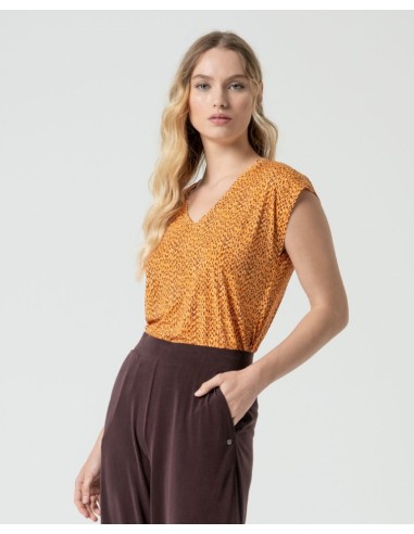 CAMISETA CON ESCOTE EN V.