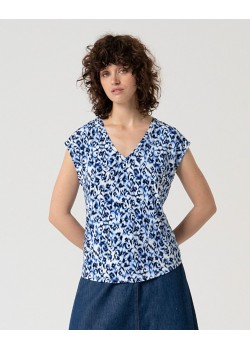 CAMISETA CON CUELLO PICO.