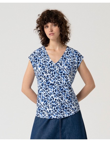 CAMISETA CON CUELLO PICO.