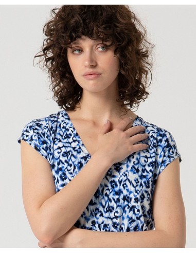 CAMISETA CON CUELLO PICO.