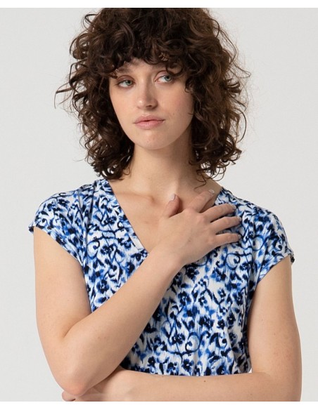 CAMISETA CON CUELLO PICO.