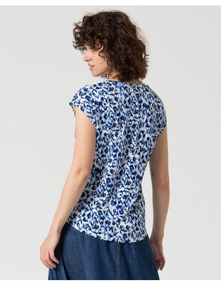 CAMISETA CON CUELLO PICO.