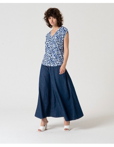 CAMISETA CON CUELLO PICO.