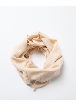 CUELLO LISO CON DETALLE DE FLECOS.