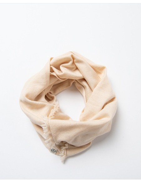 CUELLO LISO CON DETALLE DE FLECOS.