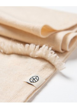 CUELLO LISO CON DETALLE DE FLECOS. 2