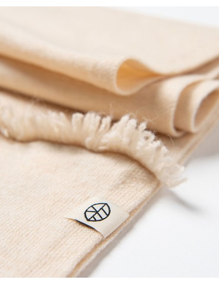 CUELLO LISO CON DETALLE DE FLECOS.