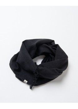 CUELLO LISO CON DETALLE DE FLECOS.