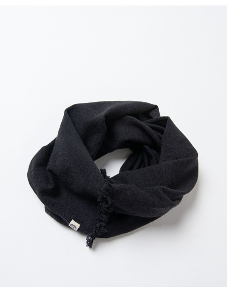 CUELLO LISO CON DETALLE DE FLECOS.