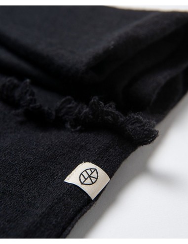 CUELLO LISO CON DETALLE DE FLECOS.