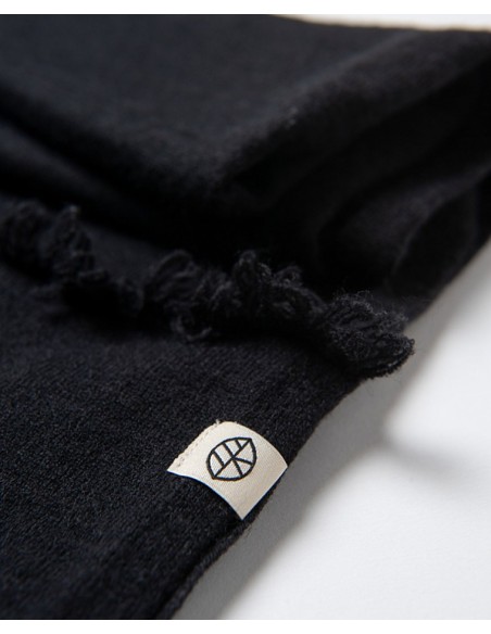 CUELLO LISO CON DETALLE DE FLECOS.